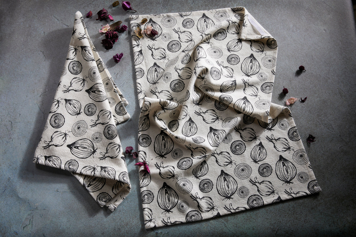 Premium Cotton Printed Towels - Onion  Print Set of 2 Kitchen Towels -  100 % Cotton - Ivory / Black